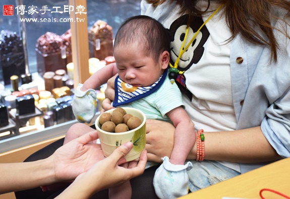 謝寶寶(台中北區嬰兒寶寶滿月剃頭理髮、免費嬰兒剃胎毛儀式吉祥話)。中國風會場，爸媽寶貝免費穿「日中韓」古裝禮服。專業拍照、DVD光碟、證書。★購買「臍帶章、肚臍章、胎毛筆刷印章」贈送：剃頭、收涎、抓周，三選一。 2015.11.15 照片6